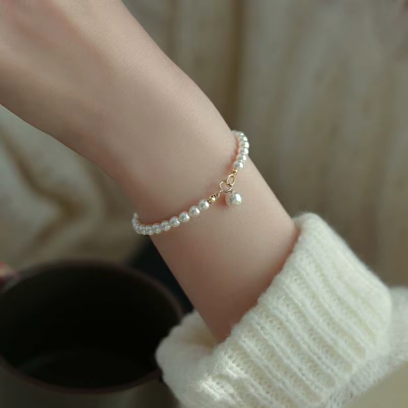 Chic Silver Daisy Bangle