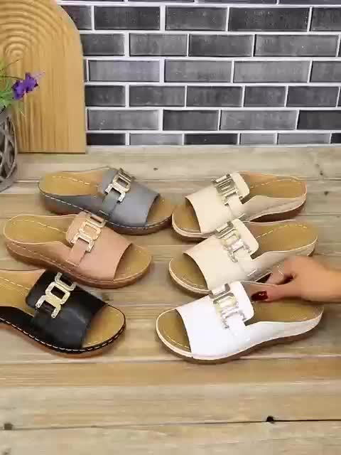 Kaia | Sandalias deslizantes con hebilla dorada