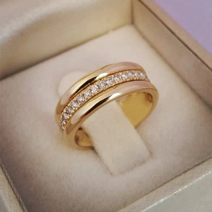 Sarah - Timeless Zirconia-Studded Ring