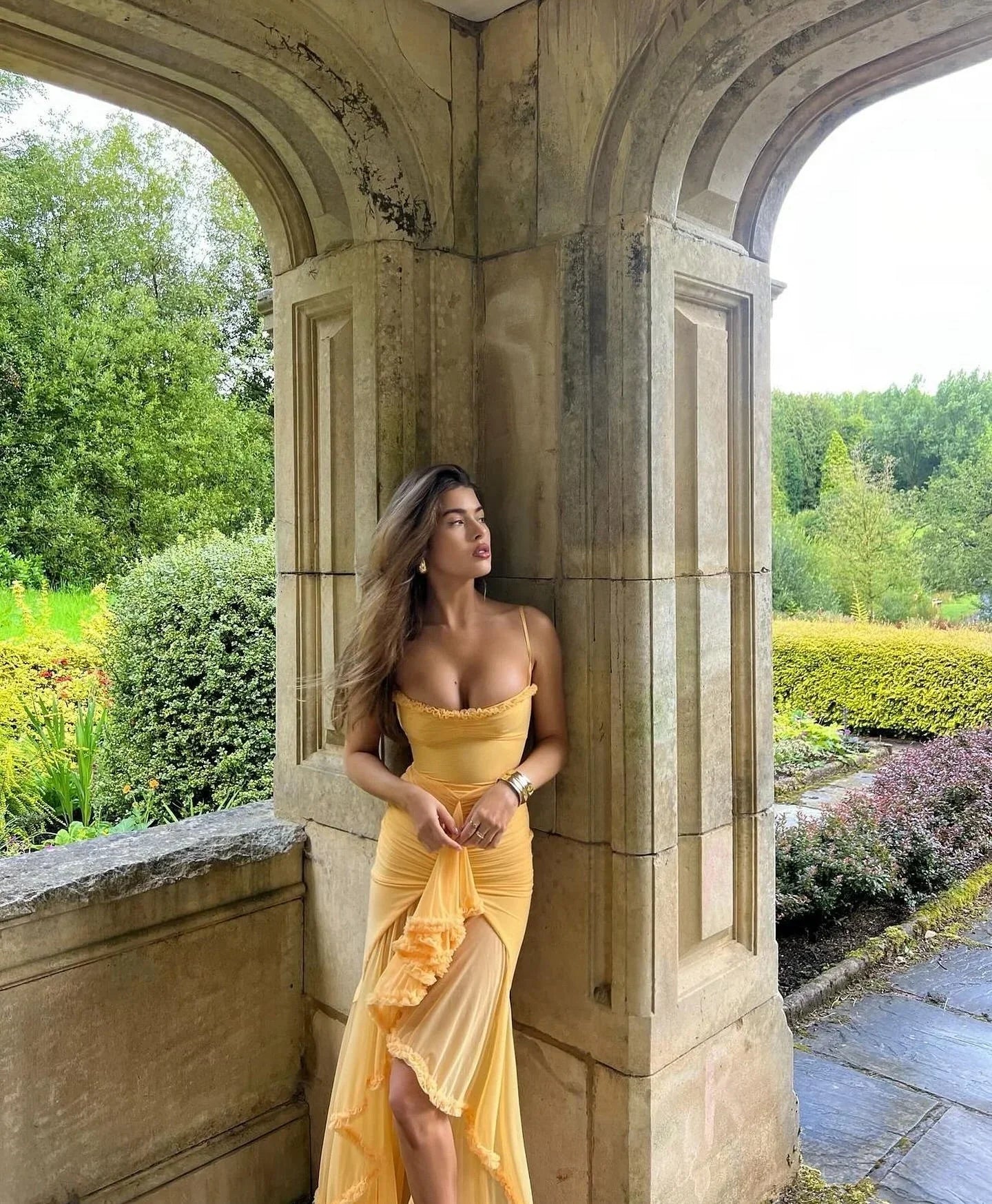 Clarissa™ | Vestido Maxi de Red Amarilla