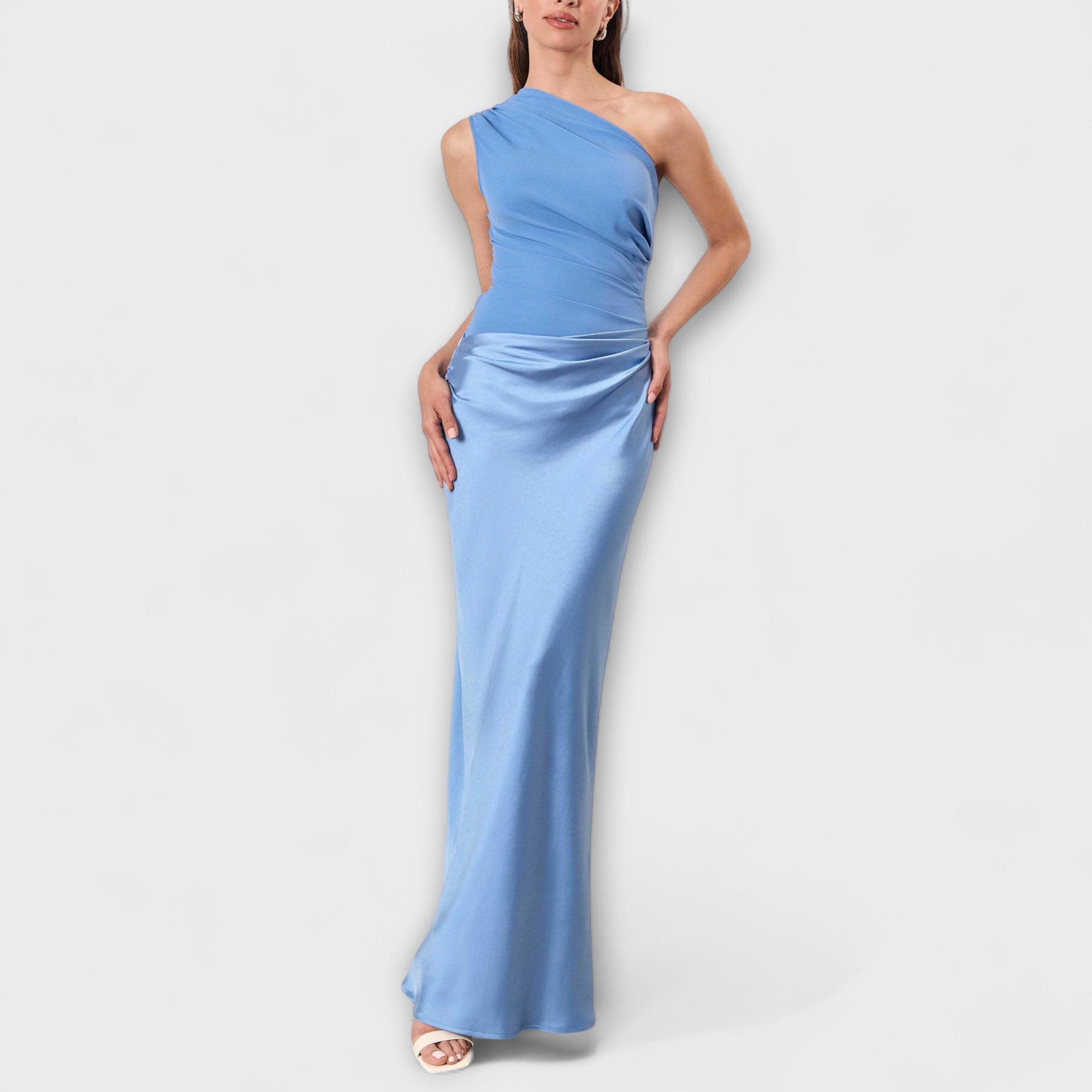 Elegante vestido maxi plisado de un solo hombro